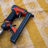...mentre per mettere i chiodi � oggi utilizzata la pistola ad aria compressa 